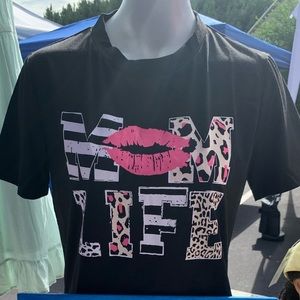 Mom Life t-shirt in black. Wild print, pink lips.